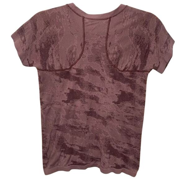 Athleta Camo Tee Shirt Activewear Short Sleeve Crewneck Red Purple Size Medium - Picture 2 of 4